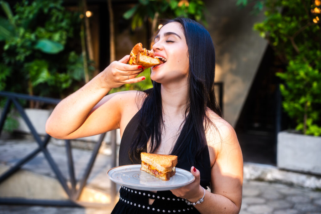 valentina foto comiendo sandwich